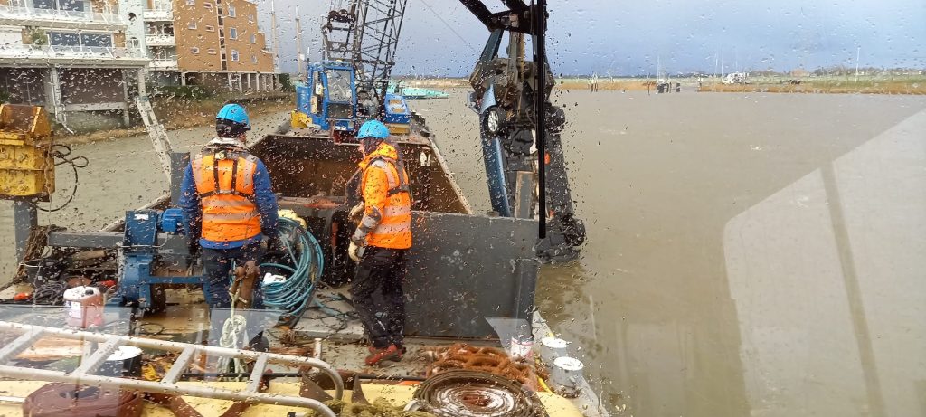 Auto wordt uit water getakeld